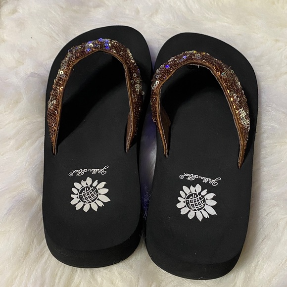 Yellow Box brown and silver Sequin Flip Flops, EUC, size 5 1/2 - Picture 3 of 5